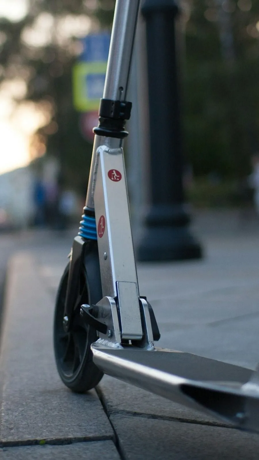 Elektromos rollerrel csapódott a kerítésnek egy férfi Apcon