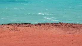 Mesébe illő vörös homokos tengerpartok