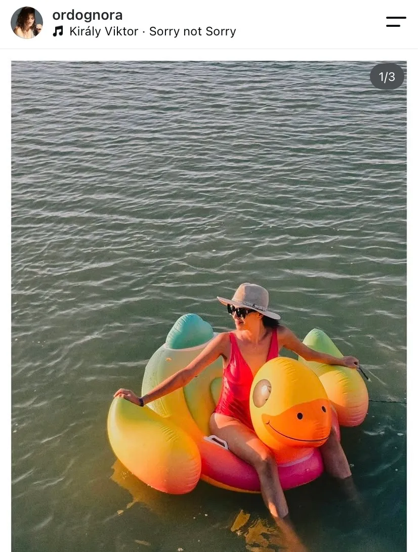Ördög Nóra a Balatonban úszkál egy kacsás gumimatracon.