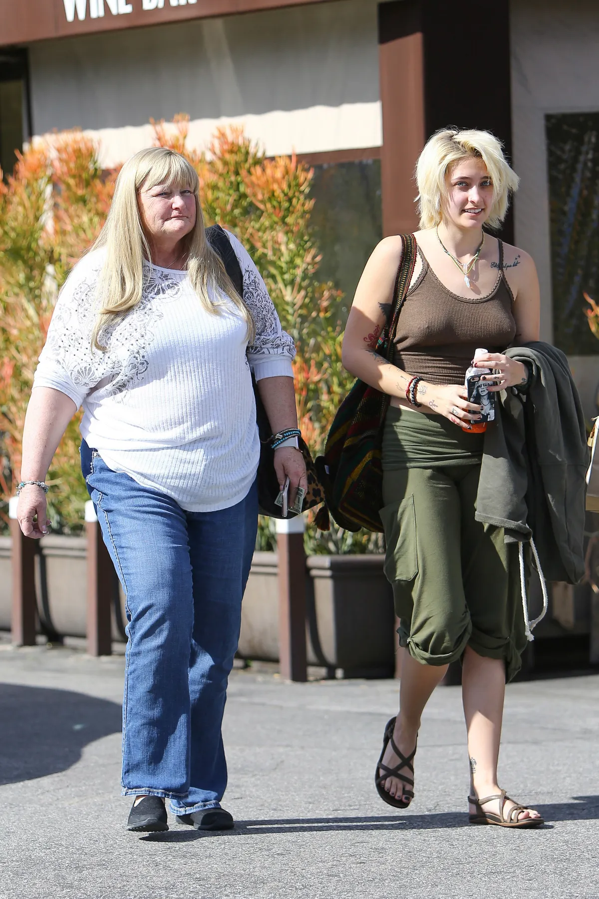 Debbie Rowe Michael Jackson halála után döntött úgy, hogy felveszi a kapcsolatot gyerekeivel.