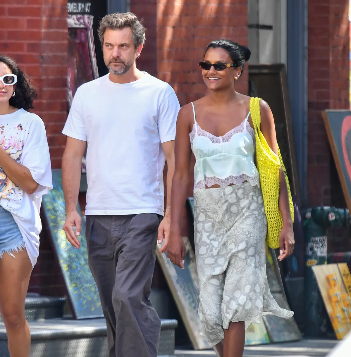 Simone Ashley-t Joshua Jackson-nal, a Dawson és a haverok sztárjával is hírbe hozták korábban