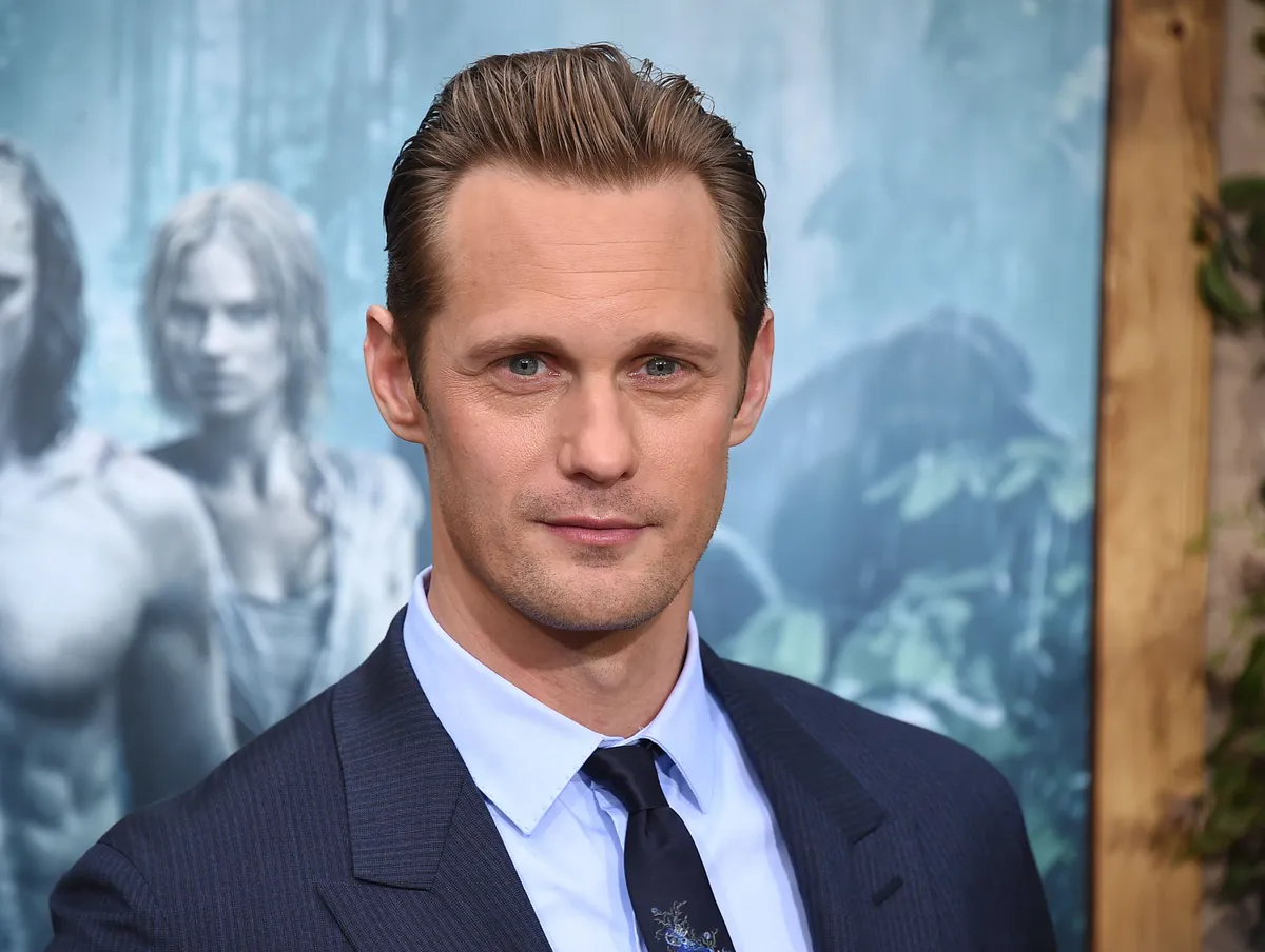 Alexander Skarsgård 50 évesen is elképesztő formában van.