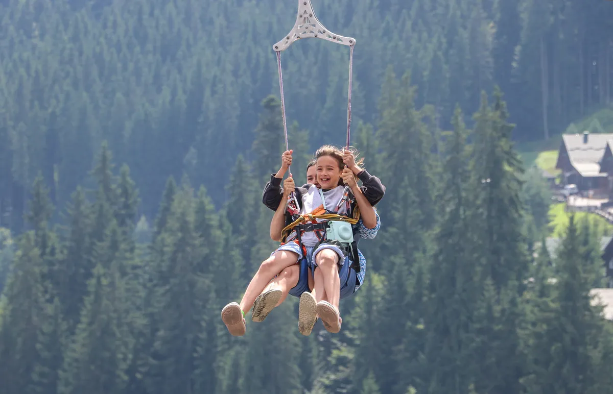 Anya és lánya egy zipline pályán