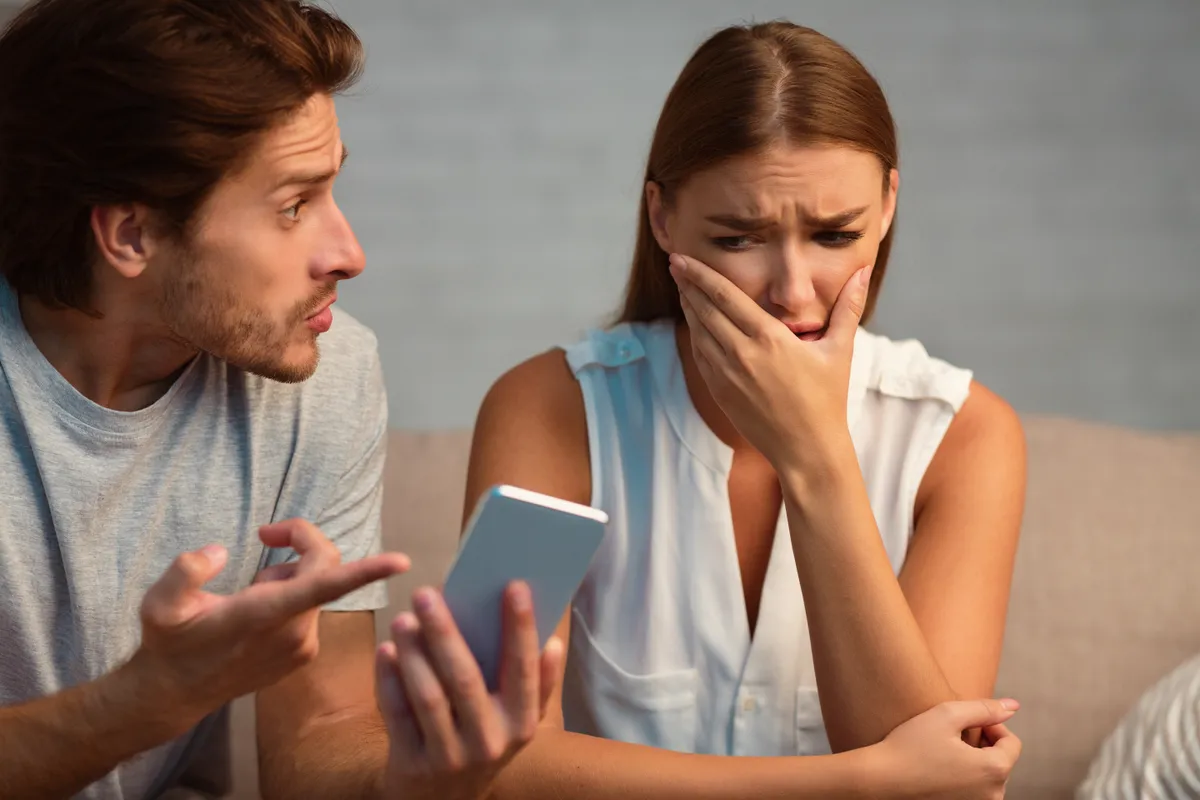 karmikus kiegyenlítődés miatt egy férfi veszekszik egy nővel