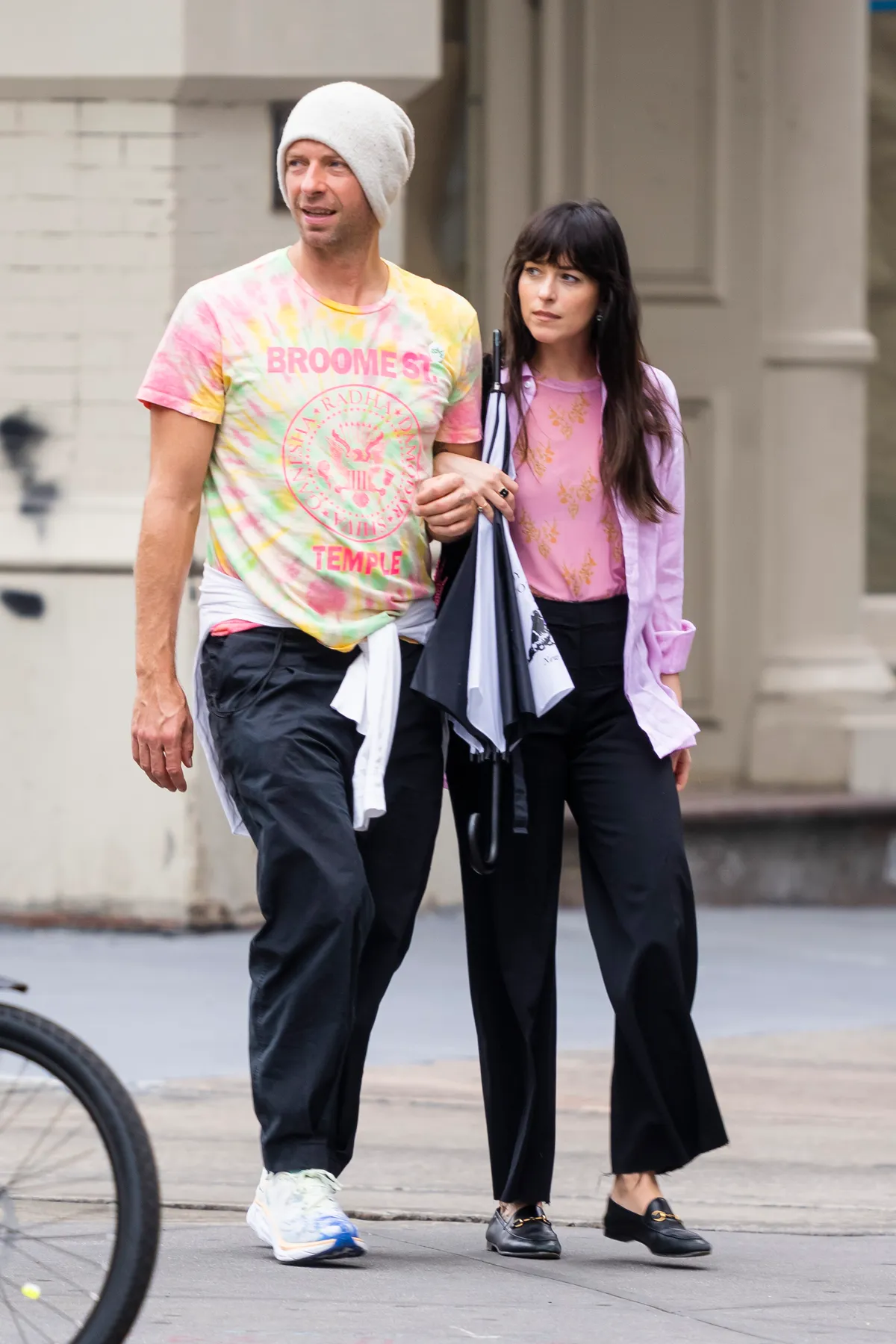 Dakota Johnson nyolc évet töltött Chris Martinnal, de az a kapcsolat is zátonyra futott.