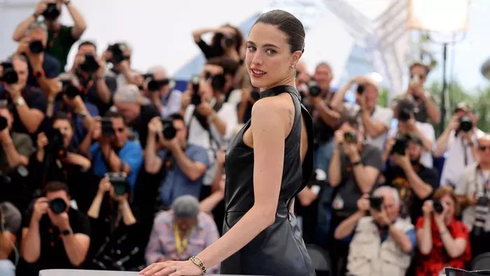 Ez mi? Margaret Qualley Matt Damon fallosszával maszturbál