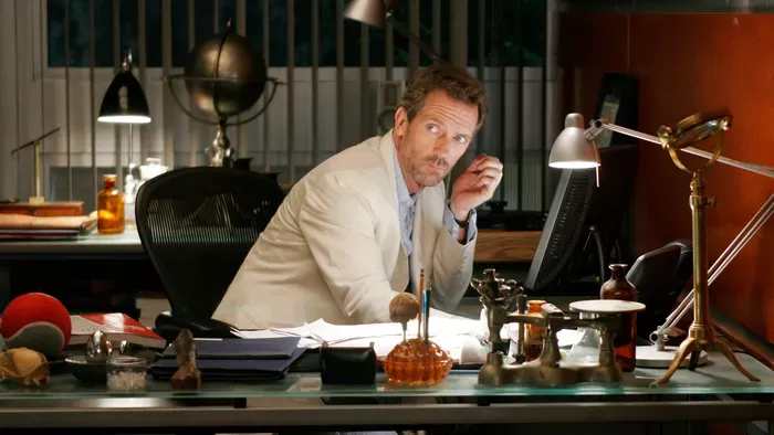 Hugh Laurie beszólt: Doktor House megvédte egykori sorozatát
