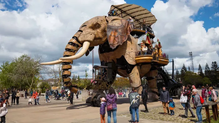 Steampunk gépszörnyek járják a francia város utcáit