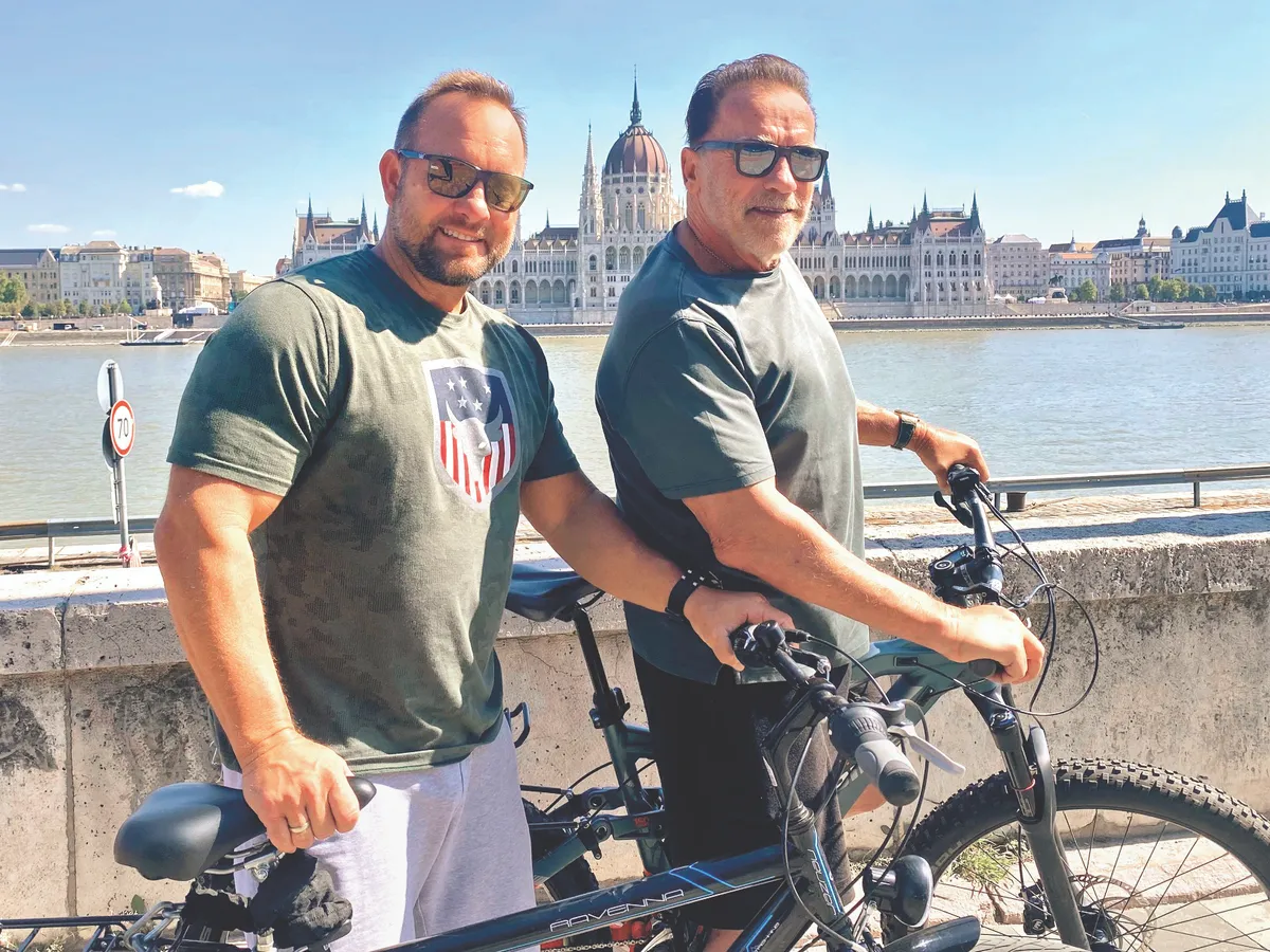 Arnold Schwarzenegger barátjával biciklizik Budapesten
