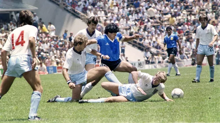 Egy angol-argentin botrány miatt vezették be a piros és sárga lapokat a futballban