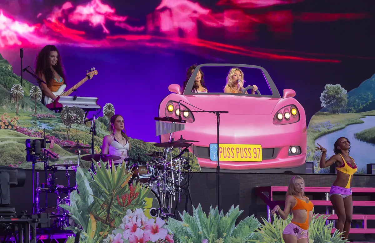 Zara Larsson zenekarának tagjai olyanok voltak akár a Barbie babák.