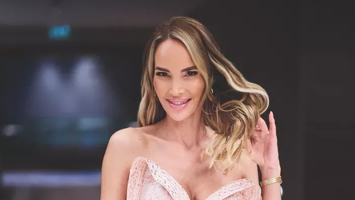 Felcsúszott a szoknya, nagyot villantott Zimány Linda