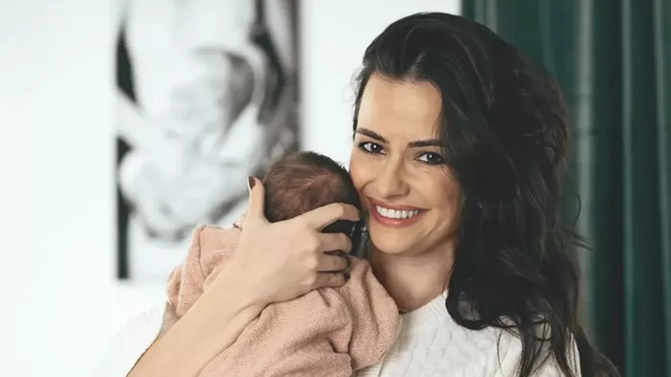 Lola kislánya életében először járt a Balatonnál – A vihar sem tudta elrontani Lenka kedvét