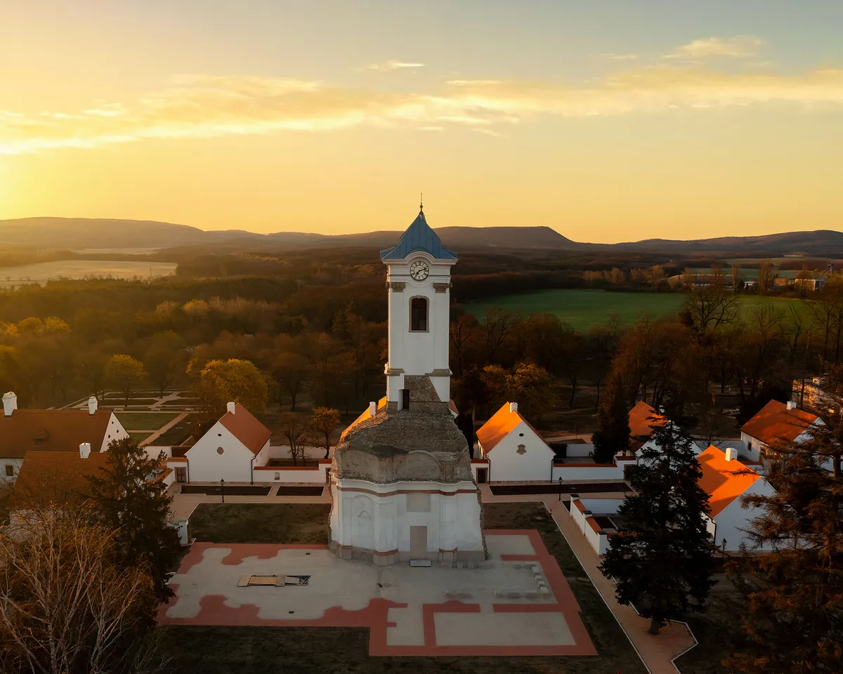 A majki kamlduli remeteség őszi környezetben légi fotón.