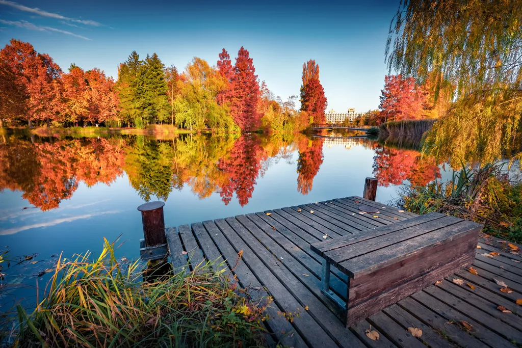 Csodálatos őszi panoráma a Csónakázó-tó szigetére a fa mólóról, Szombathely szívében.