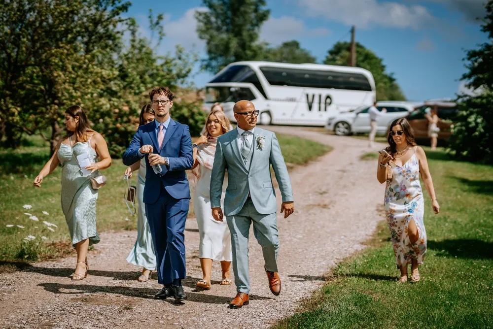 Busz és a násznép
