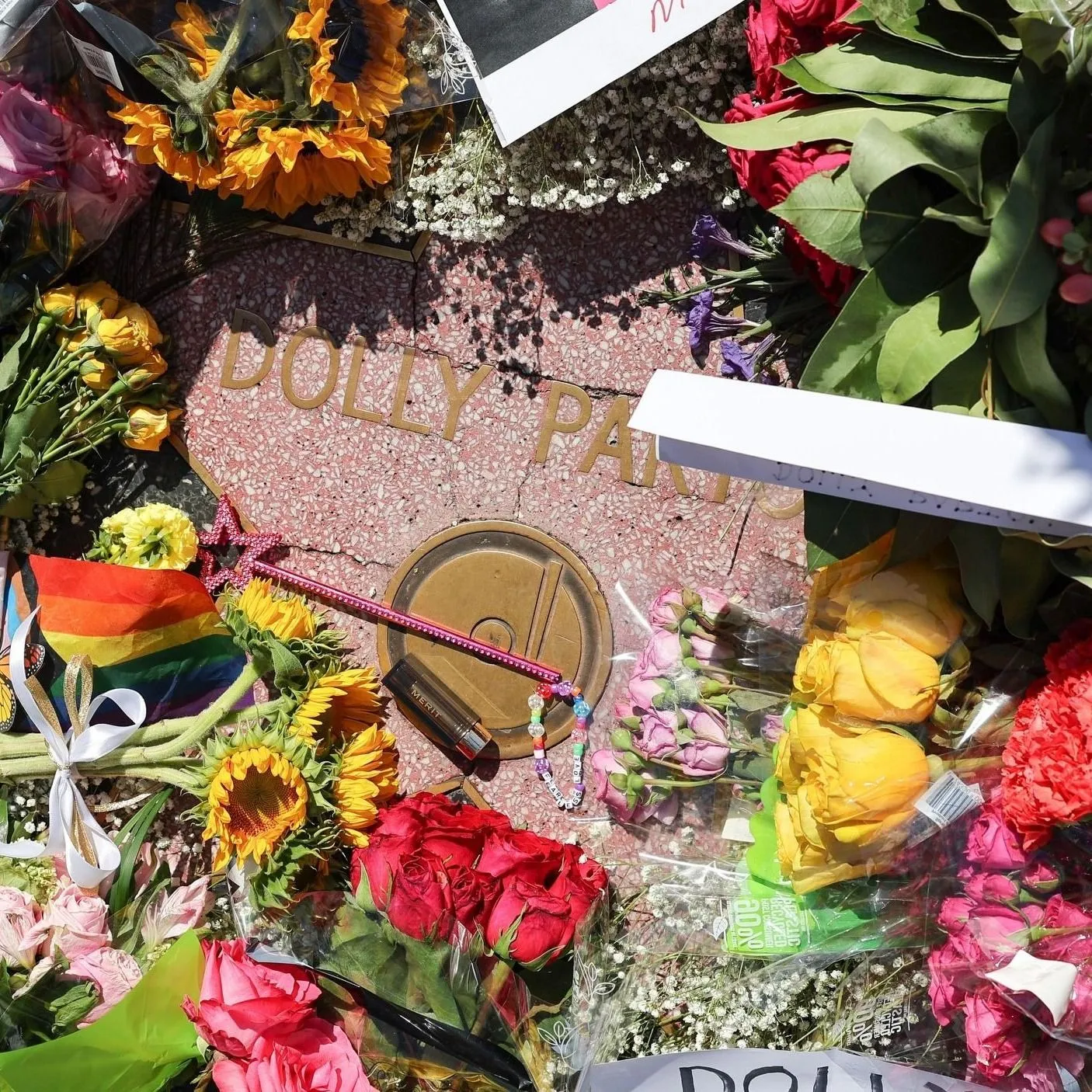 Borzasztó, hogy meggyalázták Dolly Parton emlékét: botrányos pillanatnak lehettek szemtanúi a járókelők