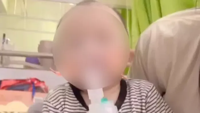 Horror: ollóval vágta le az ápoló az egyéves kisfiú ujját