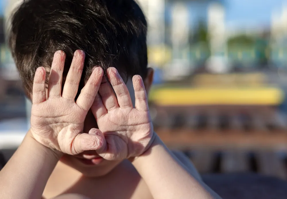 Kisfiú kezén ráncos ujjbegyek 