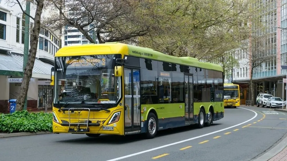 Csuklós buszhoz ment feleségül a fiatal nő