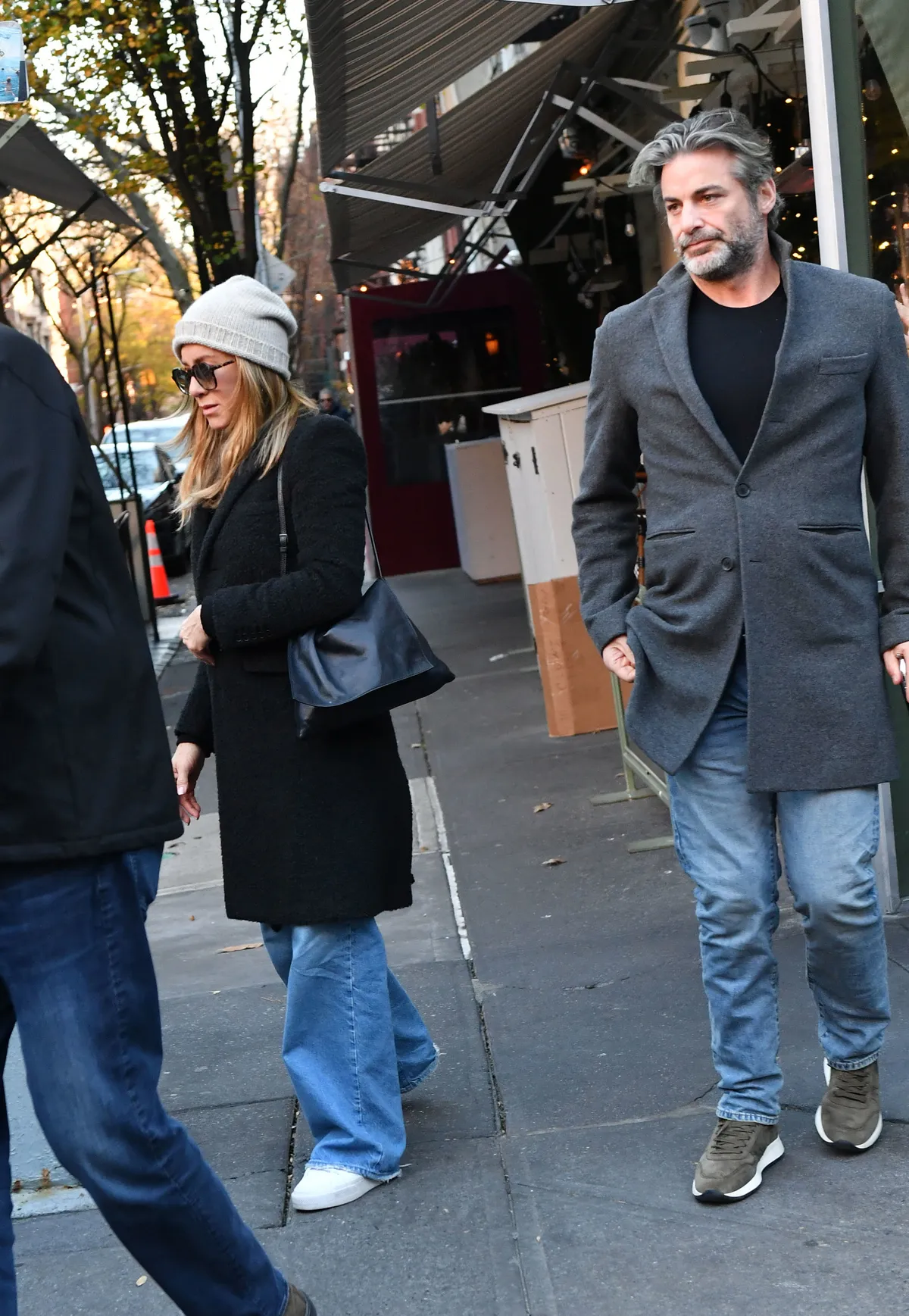 Jennifer Aniston és Jim Curtis kapcsolata látszólag egyre komolyabb, a színésznő barátai azonban még sincsenek elragadtatva a férfitől