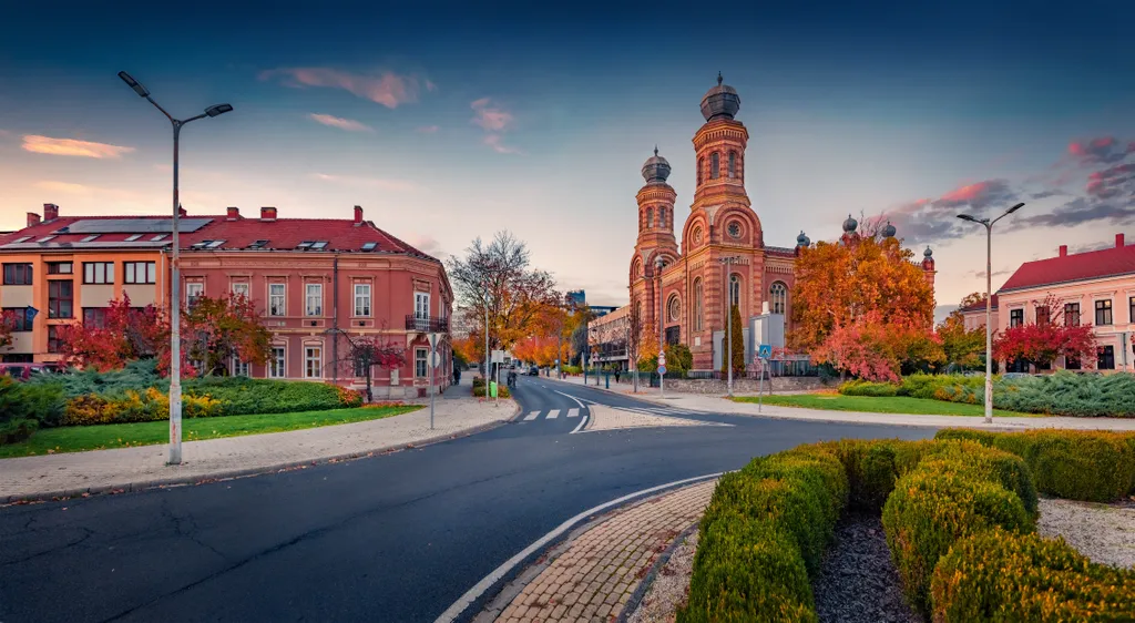 Őszi esti hangulat a szombathelyi zsinagóga mellett, amely ma a Bartók koncertterem.