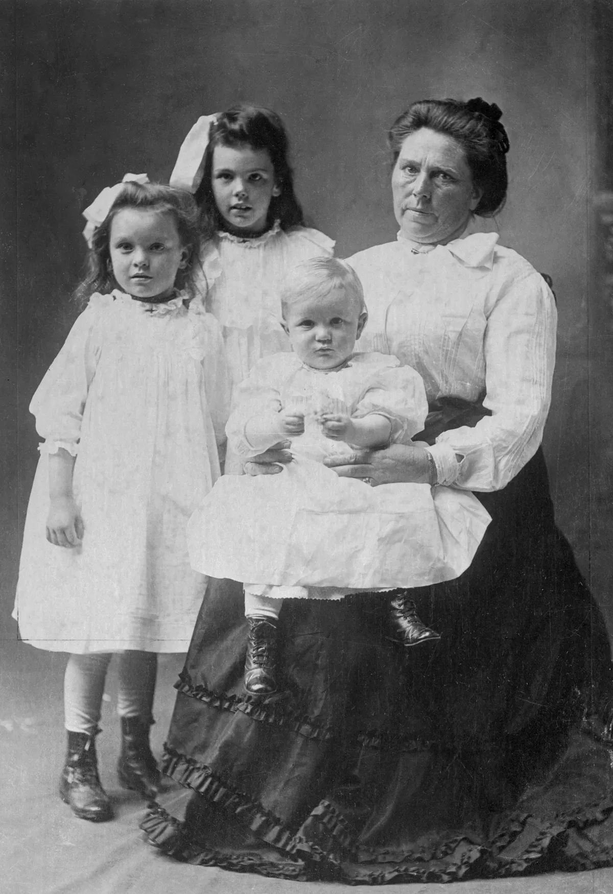  Belle Gunness női sorozatgyilkos a gyermekeivel