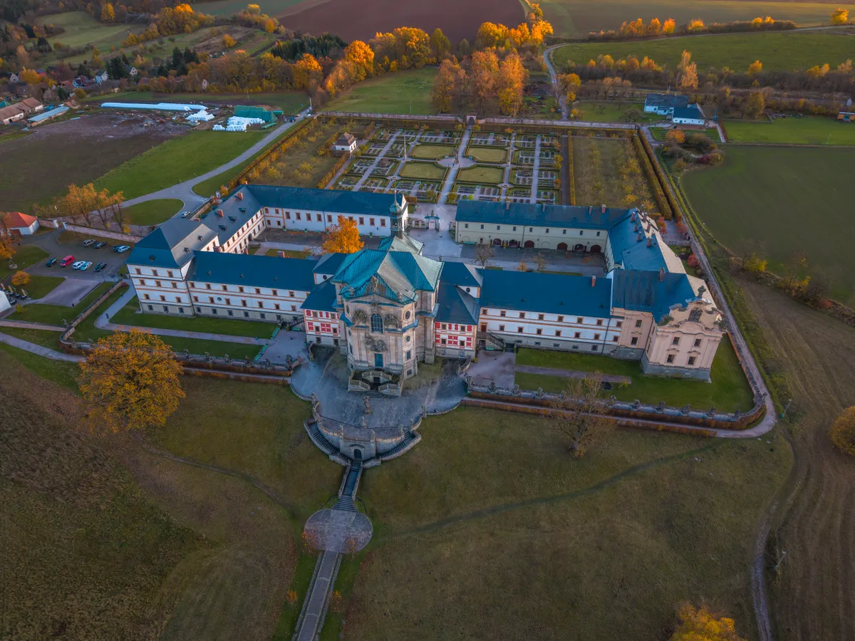 Kuks látnivalói, mint a Kuks Ispotály, a barokk kor gyöngyszemei. 