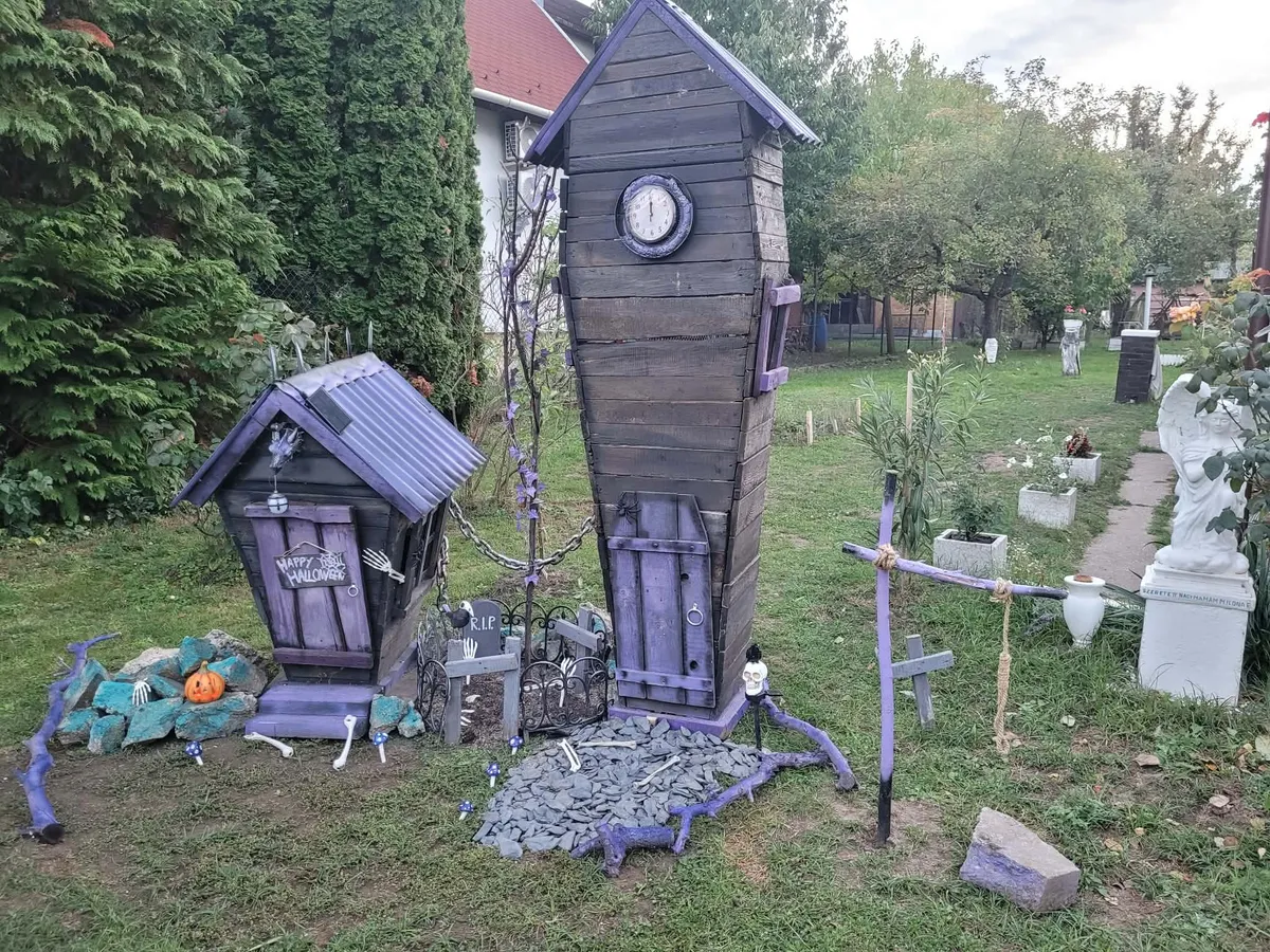 Halloweeni dekorációk a kertben.