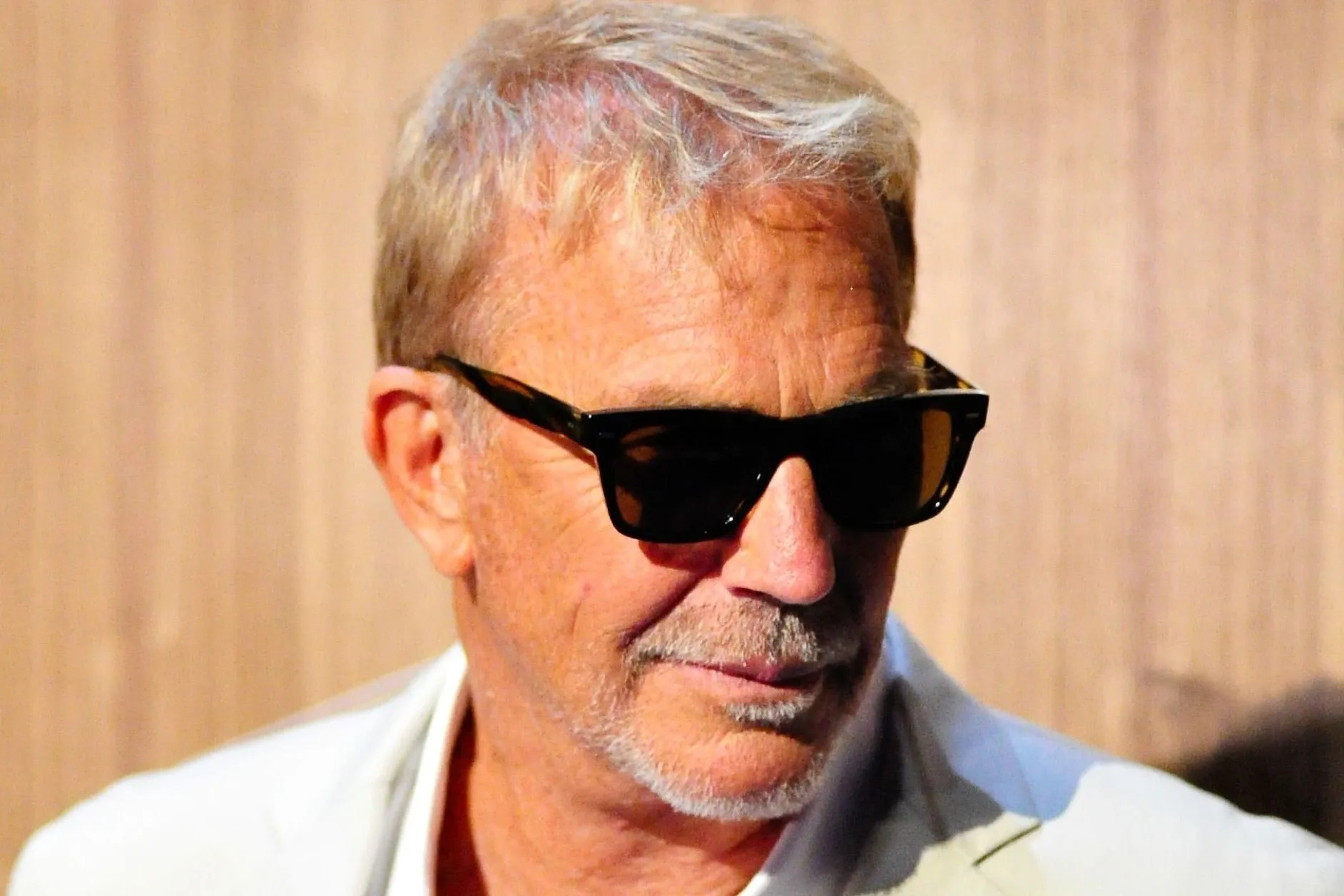 Kevin Costner egy nála 30 évvel fiatalabb nővel randizgat