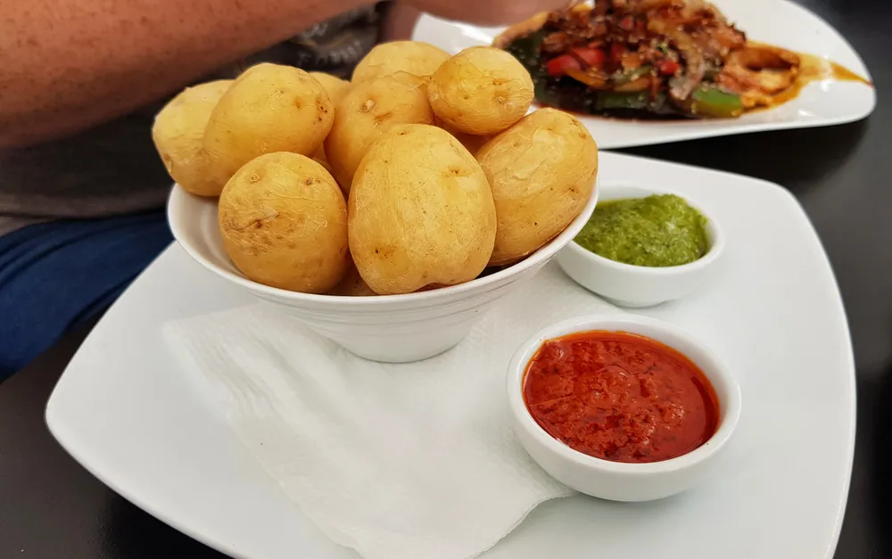 Papas arrugadas con mojo – Hagyományos kanári fogás ráncos burgonyával és jellegzetes mojo szósszal.