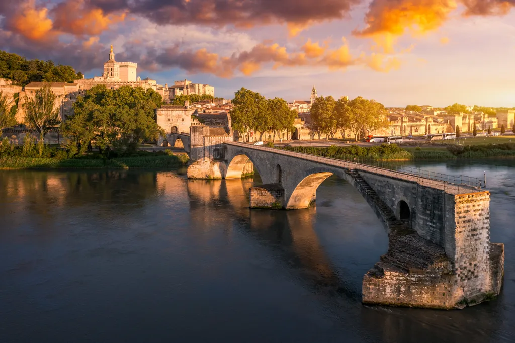 A befejezetlen Pont Saint-Bénézet Avignonban, a pápák városában. 