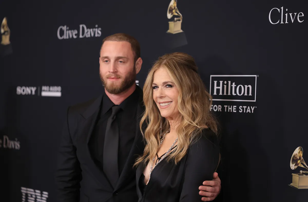 Rita Wilson tetoválása meglehetősen hasonlít a fia, Chet Wilson hátán lévő motívumra