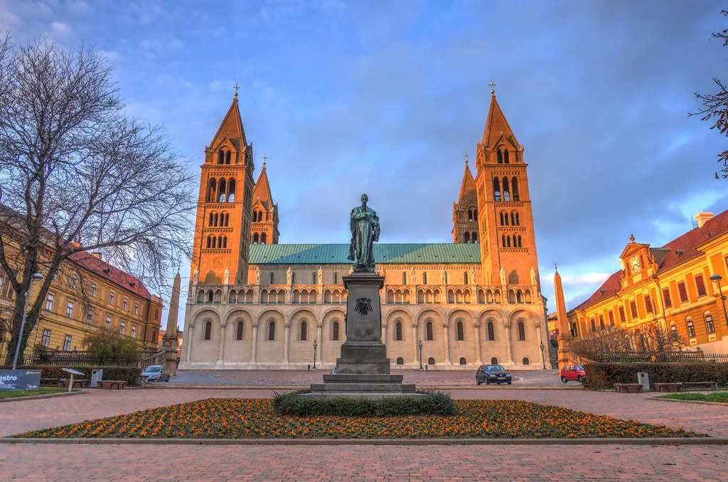 A novemberi napsütésben fürdő négytornyú bazilika báró székesfehérvári és négyesi Szepesy Ignác pécsi püspök szobrával. 