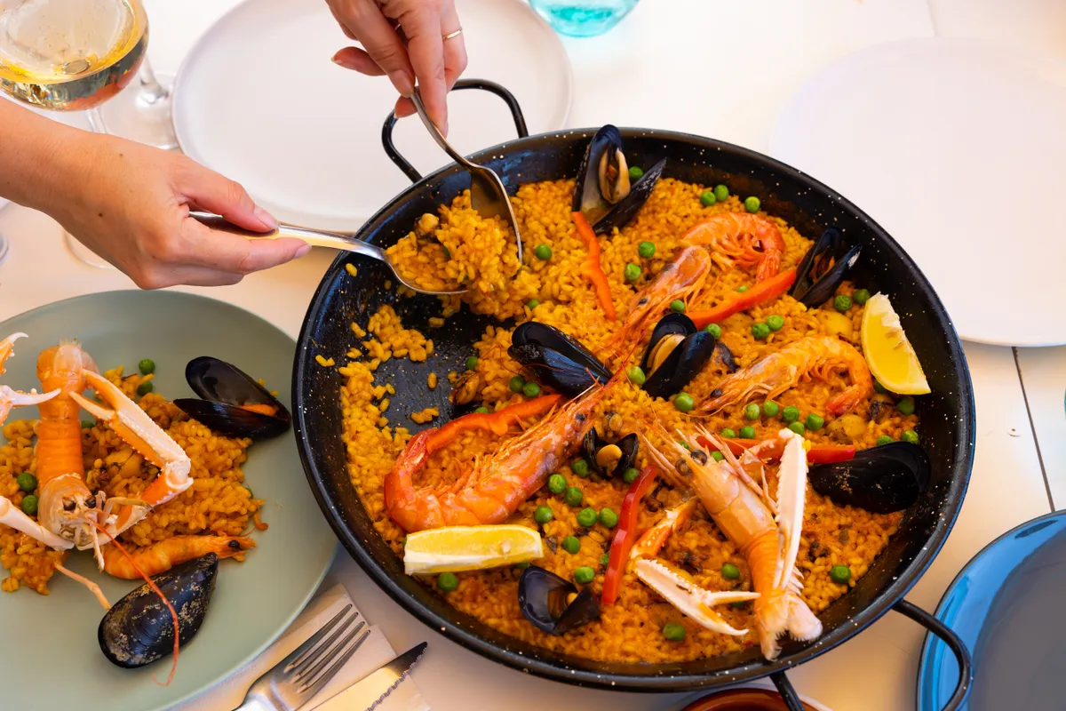 Paella tálalás közben.