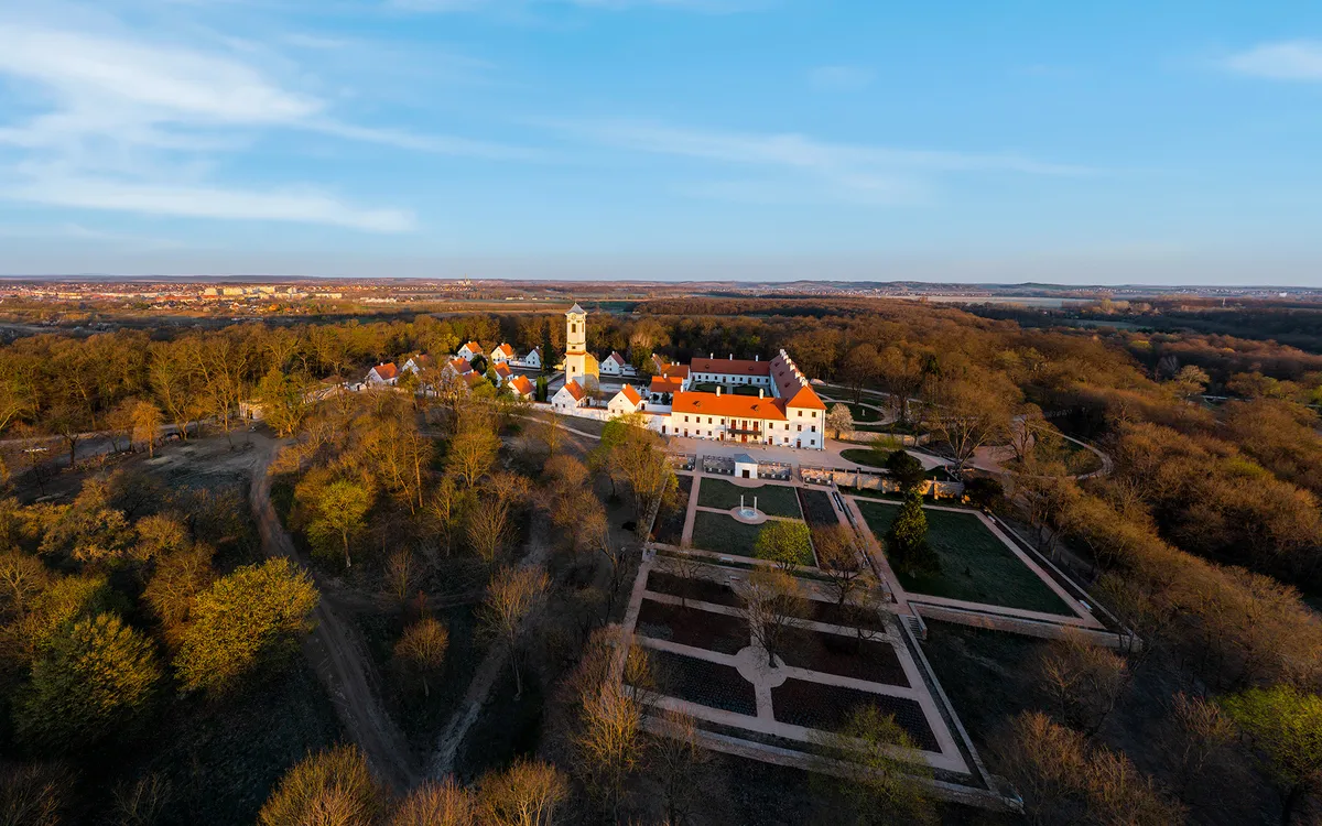A majki kamalduli remeteség őszi környezetben távolabbról légi fotón.
