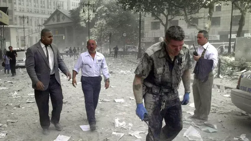 A 9/11-es horror emberi arca: Megrázó képeken a porlepte túlélők és a végletekig kimerült hősök