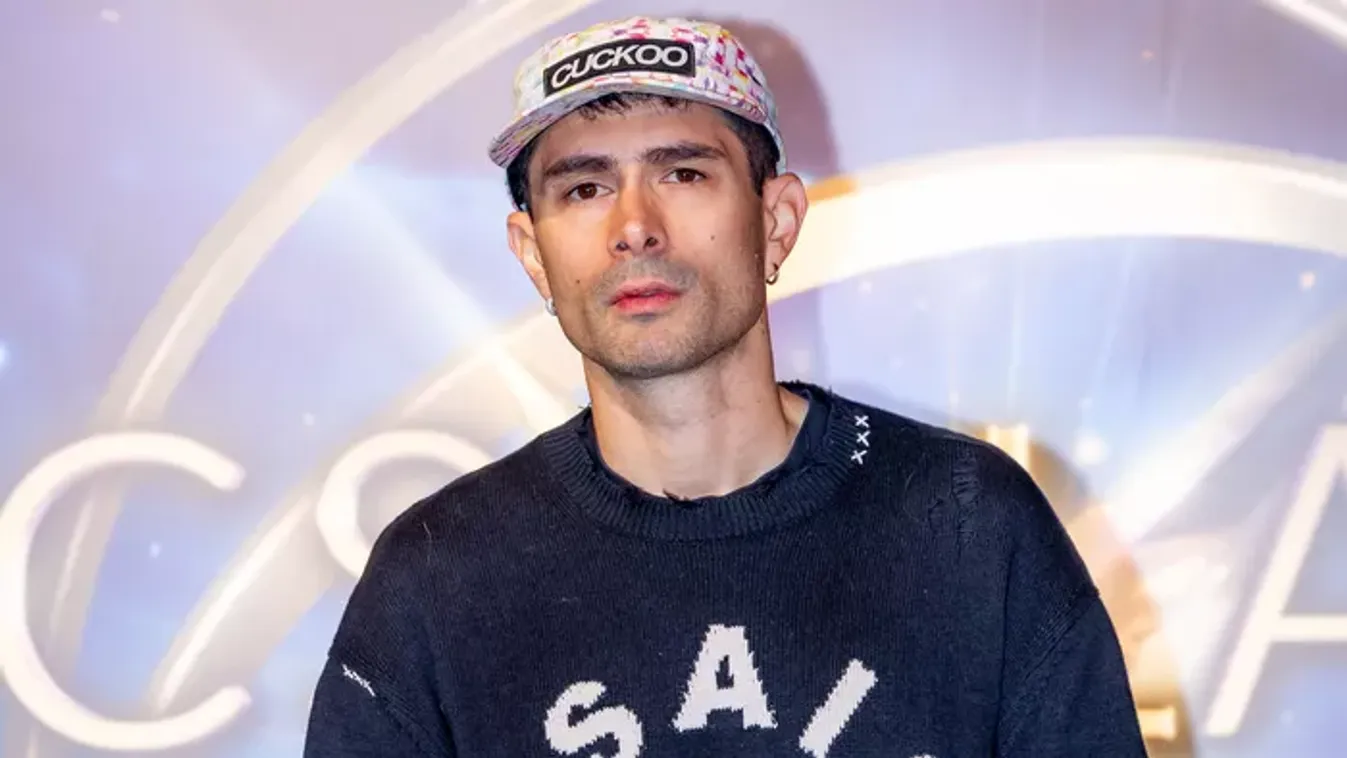 Szőke bombázóval lehet együtt az X-Faktor mentora, ByeAlex
