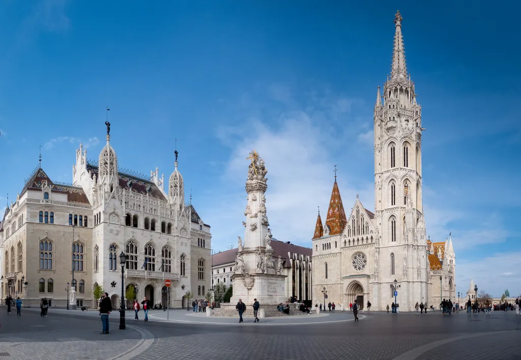 Új Zsolnay tetőcserepek is kerültek az épület tetejére. 