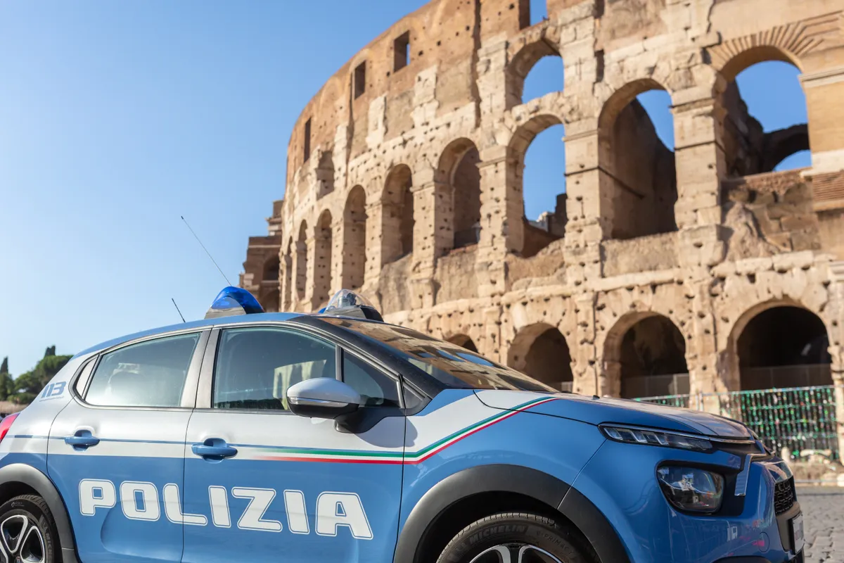 Rendőrautó a Colosseum mellet.