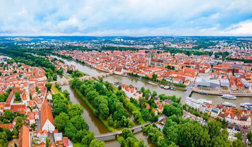 Regensburgot a Naab folyó szeli ketté. 