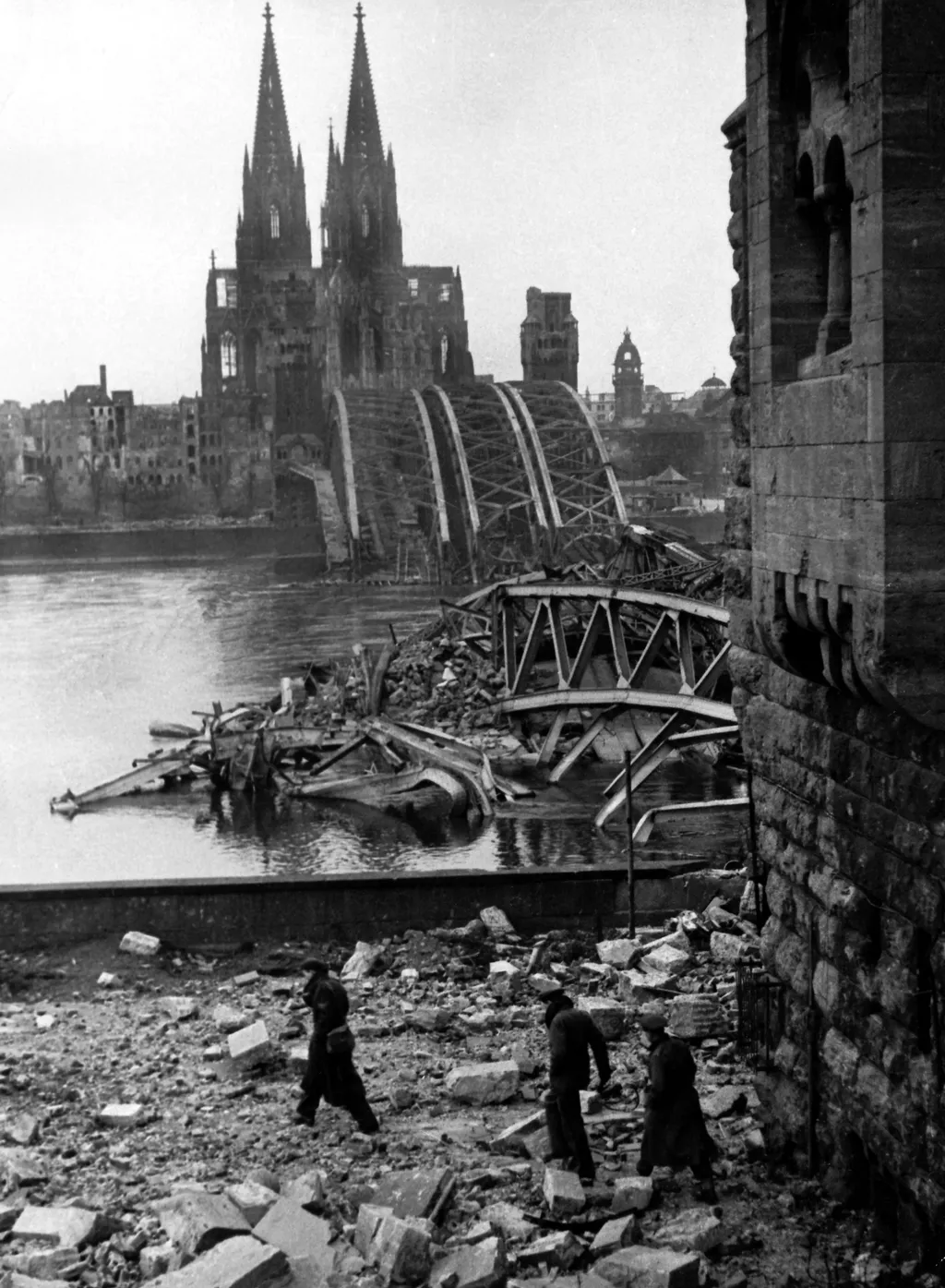 A Kölni Dóm és térsége borzalmas állapotba került a szövetségesek bombázásai után. 