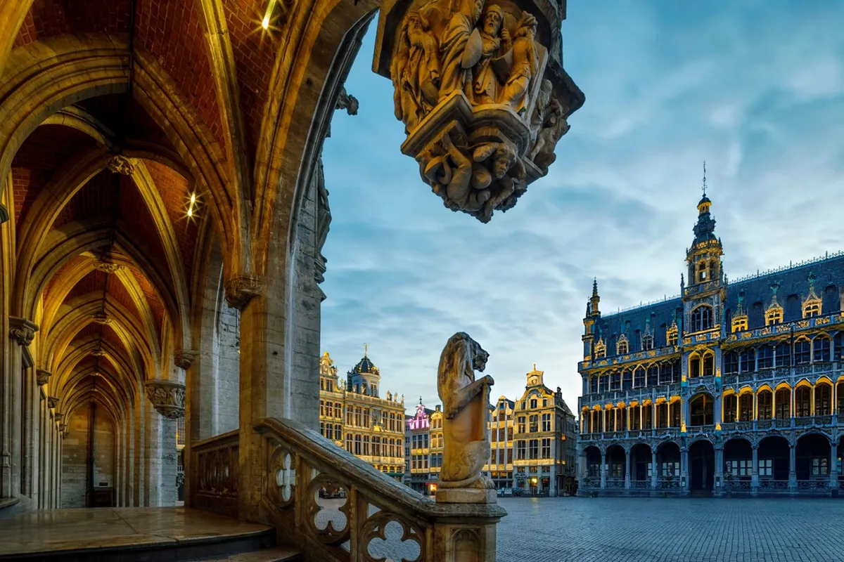 A brüsszeli Grand Place gazdagon díszített épületei esti kivilágításban.
