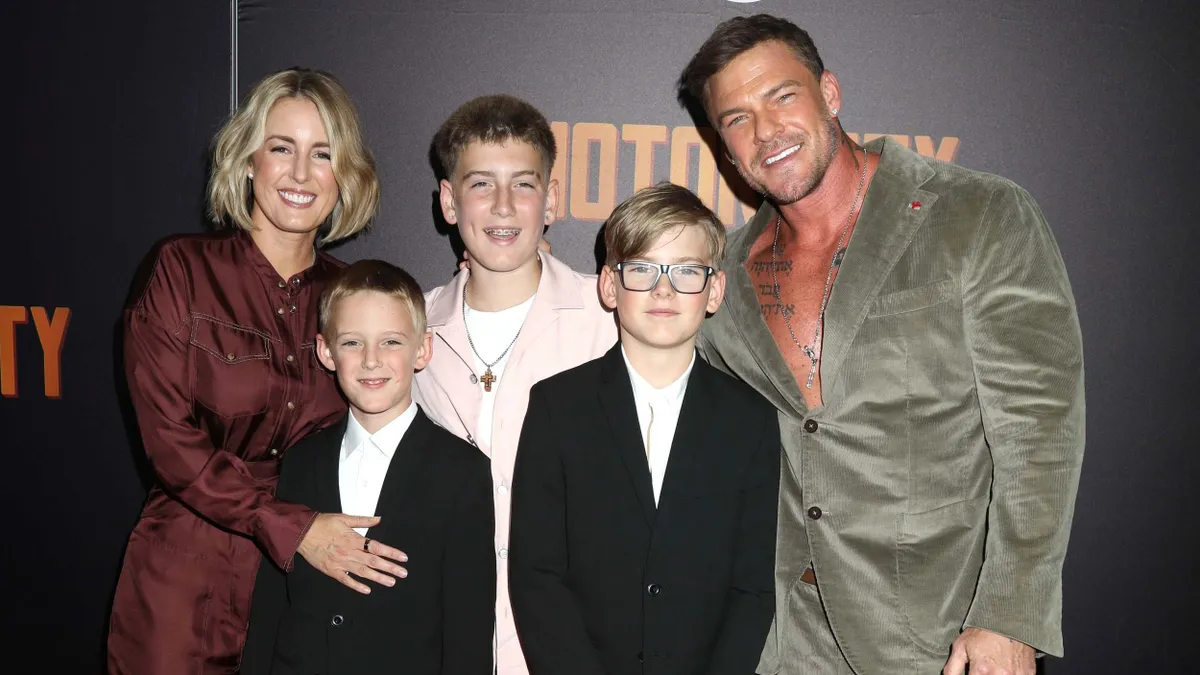 Alan Ritchsonnak három fia született a feleségétől.