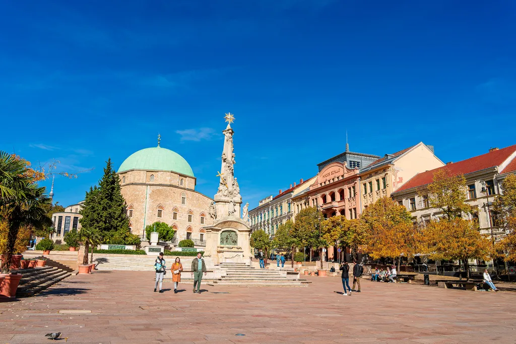 A pécsi Széchenyi teret és benne a Dzsámit őszi lombkoronát öltött fák keretezik. 