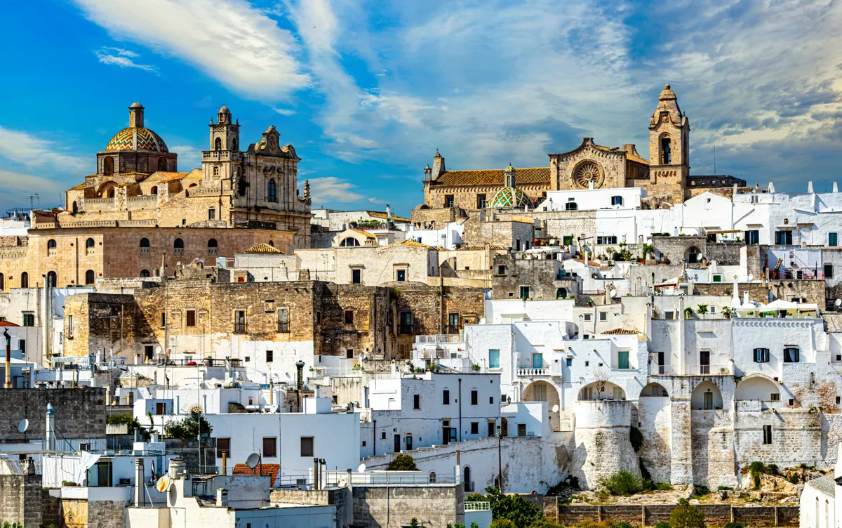Puglia látnivalói közé tartozik Ostuni városa is a katedrálisával.