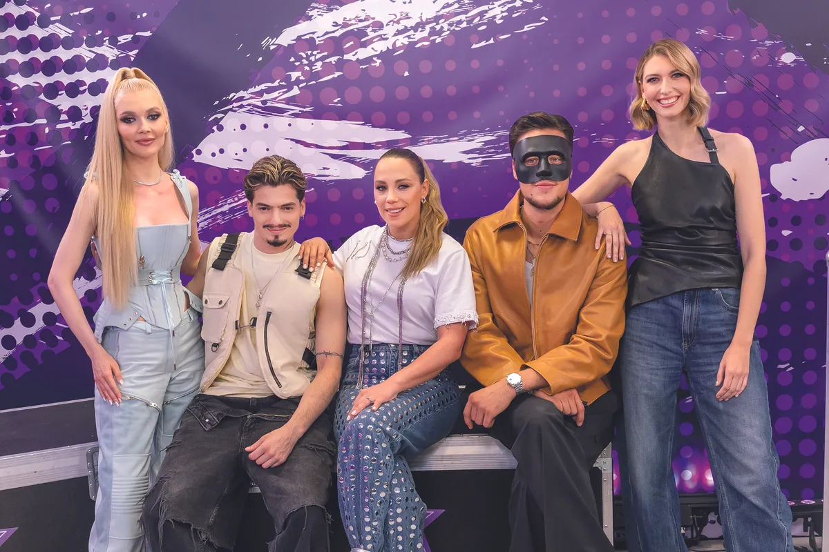 Podcastben rendszeresen fejti ki a női nemet érintő gondolatait.