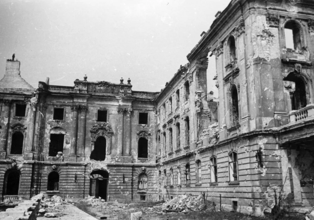 Így festett a Szent István-terem a Budai Várban a bombatámadások után. 