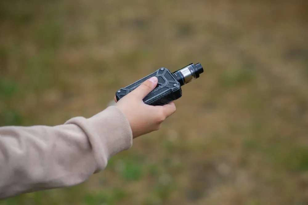 fiatal srác kezében vape - vape használata tiniként