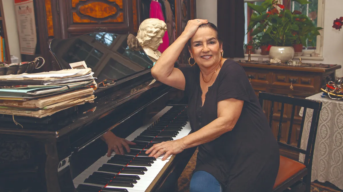 Failoni Donatella egy zongora mellett
